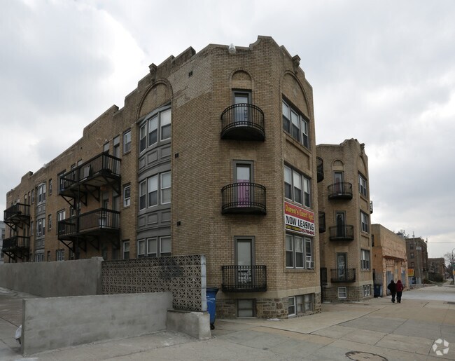 Photo - Queens Court Apartments
