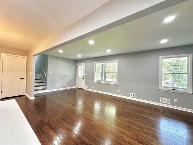 Photo - 210 Suburban Dr NW