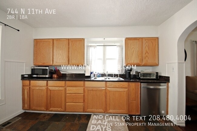 Photo - 744 N 11th Ave