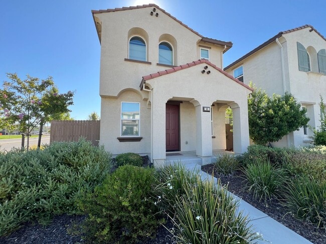 Building Photo - Beautiful Home Near Parks, Travel, And More!