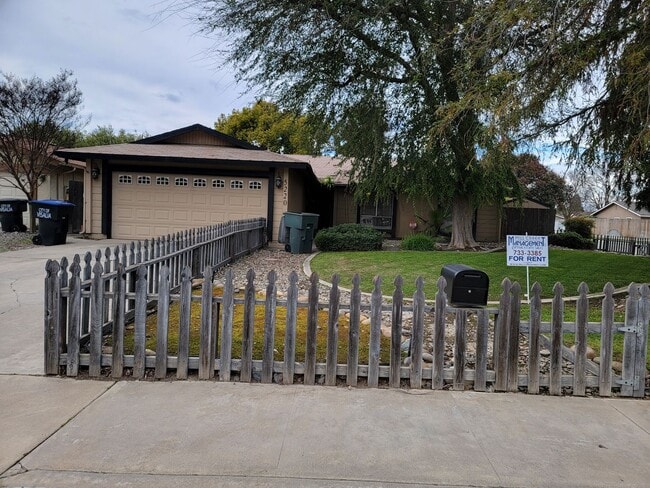 Building Photo - 3 Bedroom 2 Bathroom SW location! Call today for information!