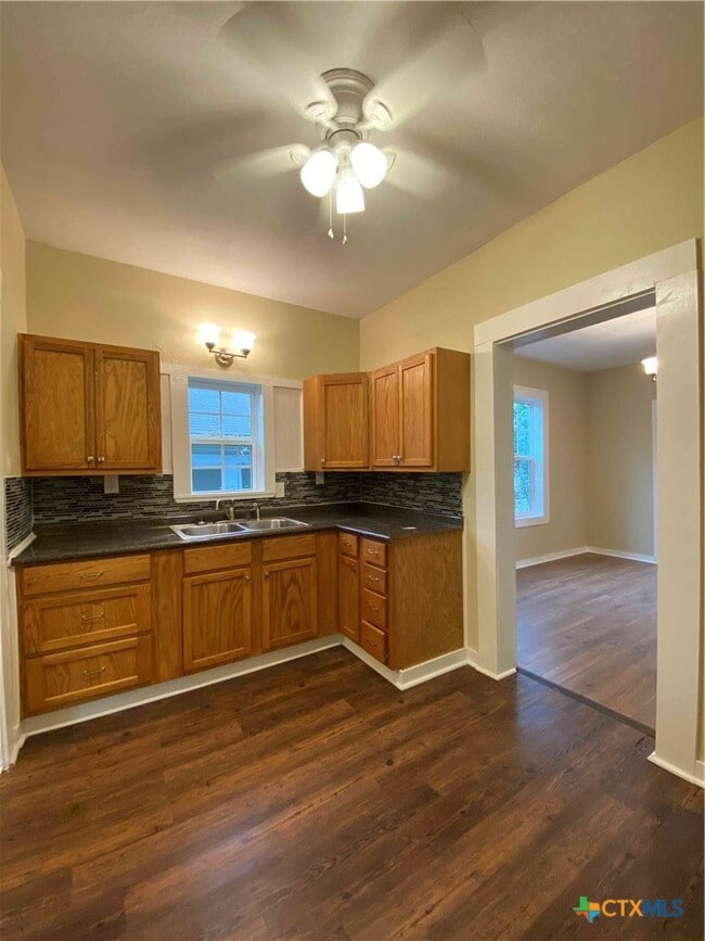 Photo - 904 N Main St