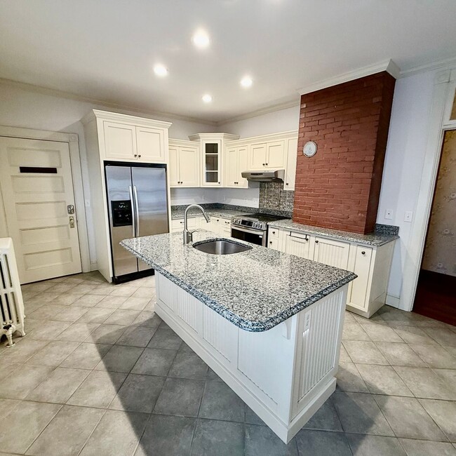 Building Photo - Luxury 2BR/2BA on Eastern Prom – Walk to Waterfront