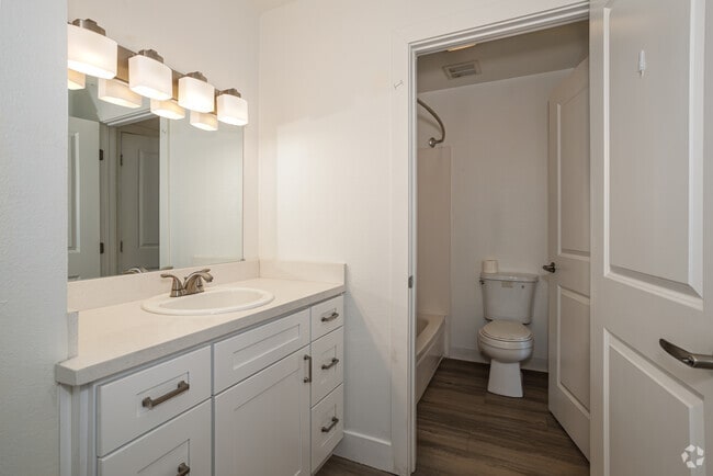 2BR, 1BA - 913SF - The Continental