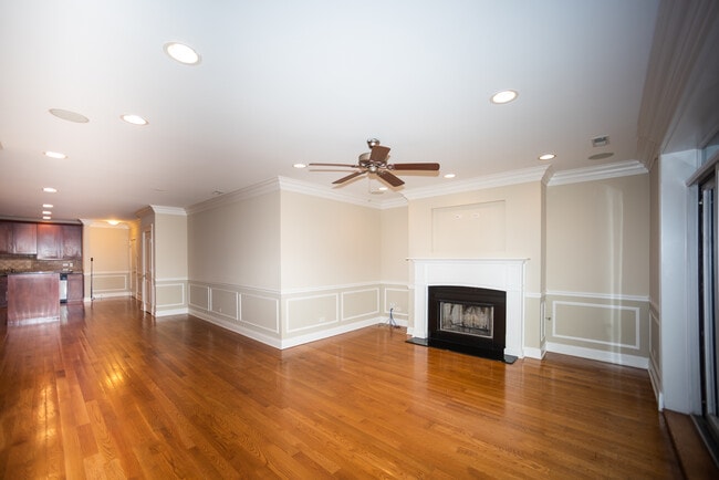 Building Photo - 2902-2910 W Belmont