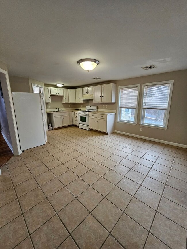 Building Photo - 76 Congress St Unit 76 Congress St #2