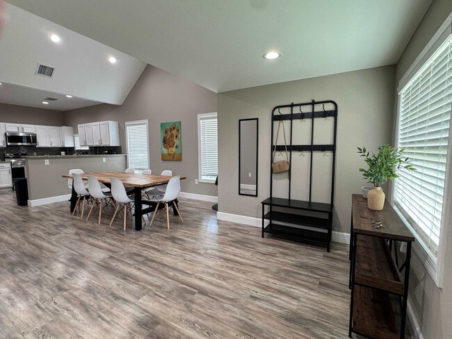 Photo - 420 E Cypress St Unit ID1256812P