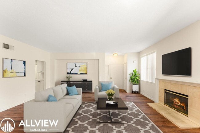 Building Photo - Beautiful Ground Level 2 Bedroom, 2 Bathro...