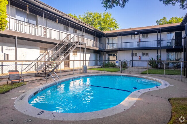 Piscina - Chelmont Apartments RGLLC