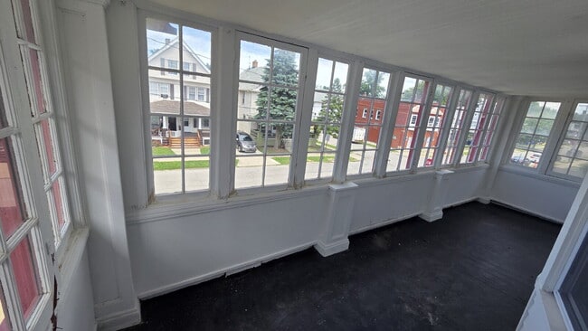Photo - Bright & Airy 2-Bedroom Upper Unit Unit Up