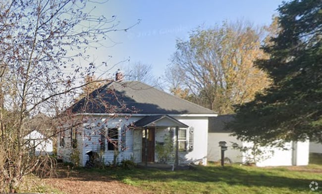 Building Photo - 317 E 10th St S Rental