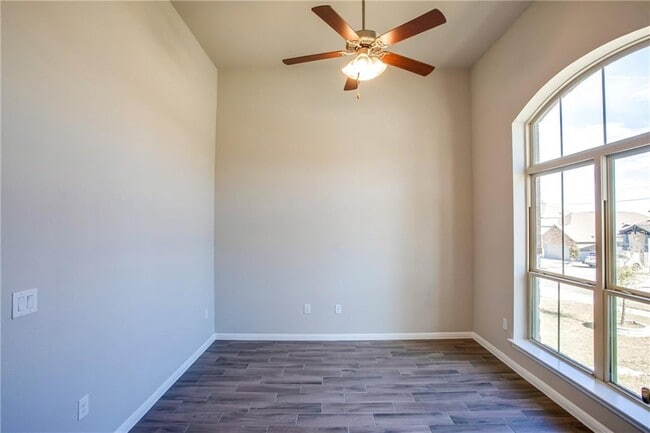 Photo - 813 Clearwell St