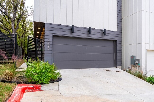 Building Photo - Modern Comfort Meets South Austin Charm!