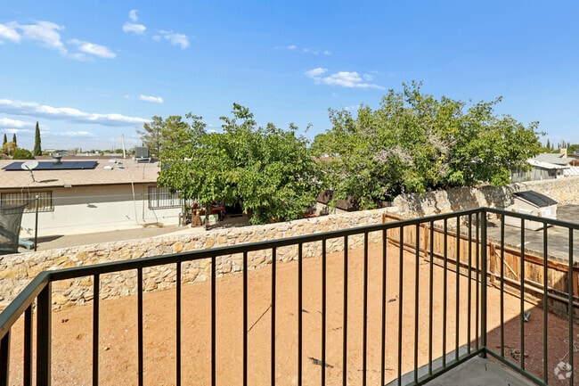 2BR, 2BA - 919SF - Balcony