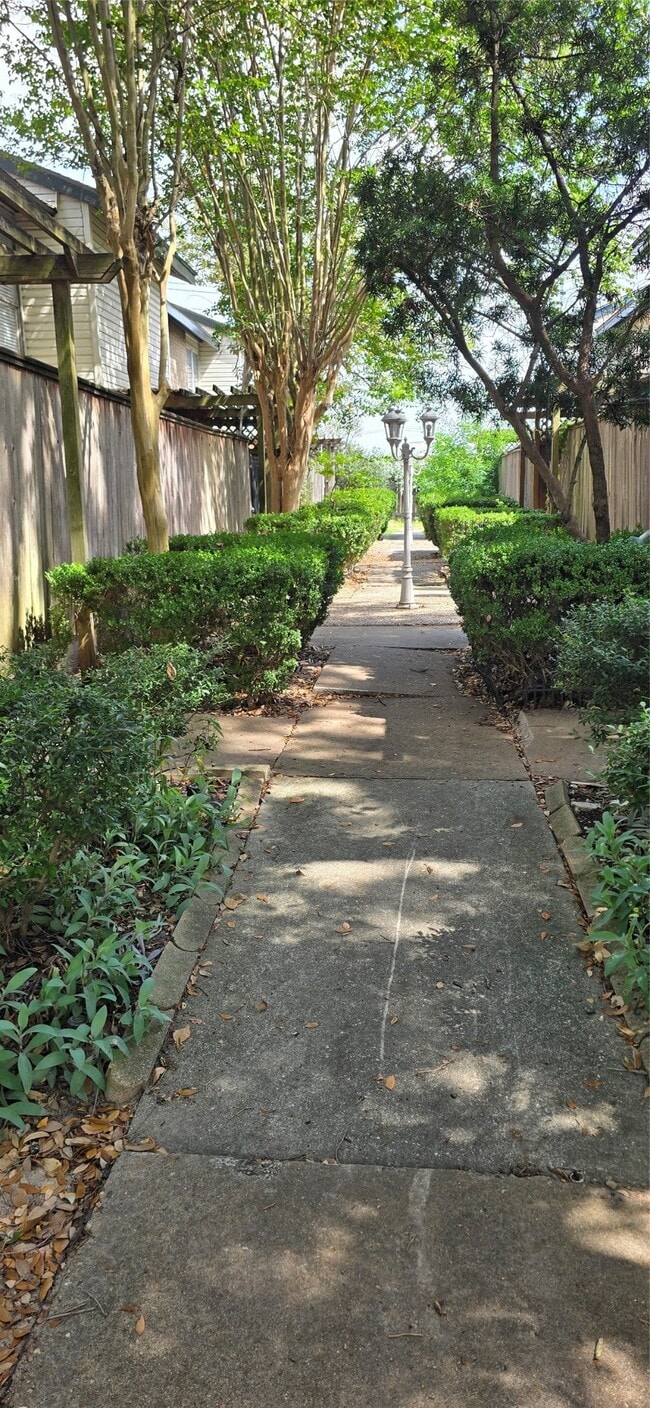 Building Photo - 7918 Prestwood Dr Unit 18