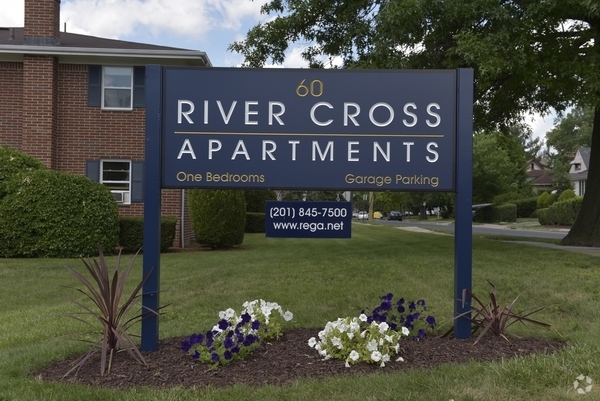 Building Photo - River Cross Apartments