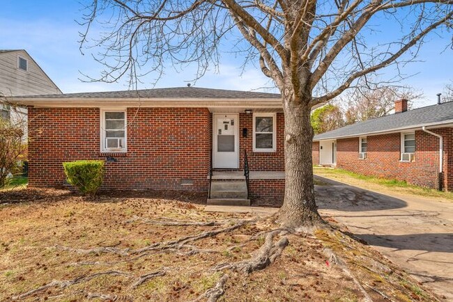 UNCG Area, Brick Duplex, Two Bedrooms! - UNCG Area, Brick Duplex, Two Bedrooms! House