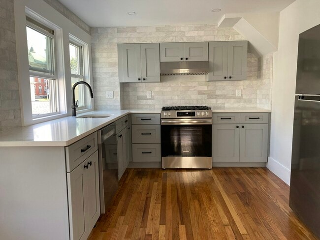 Building Photo - 23 Mason St Rental