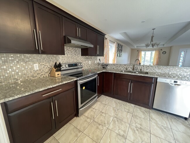 Photo - 448 Hadfield Crescent