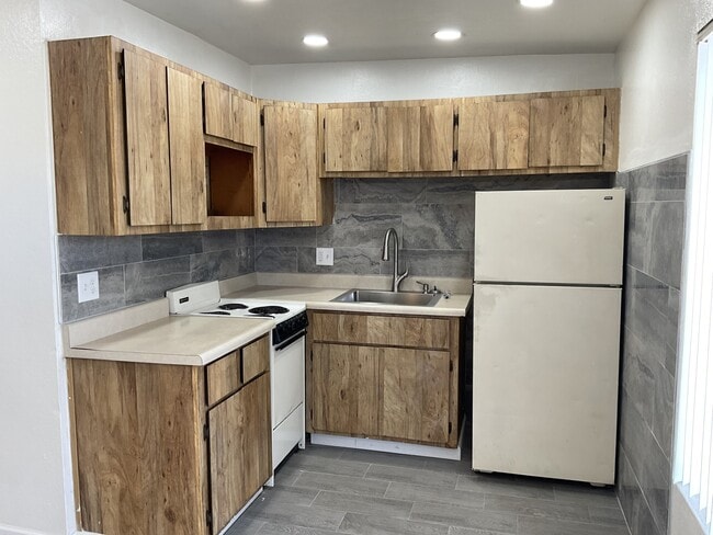 Photo - Desert Palms Apartments