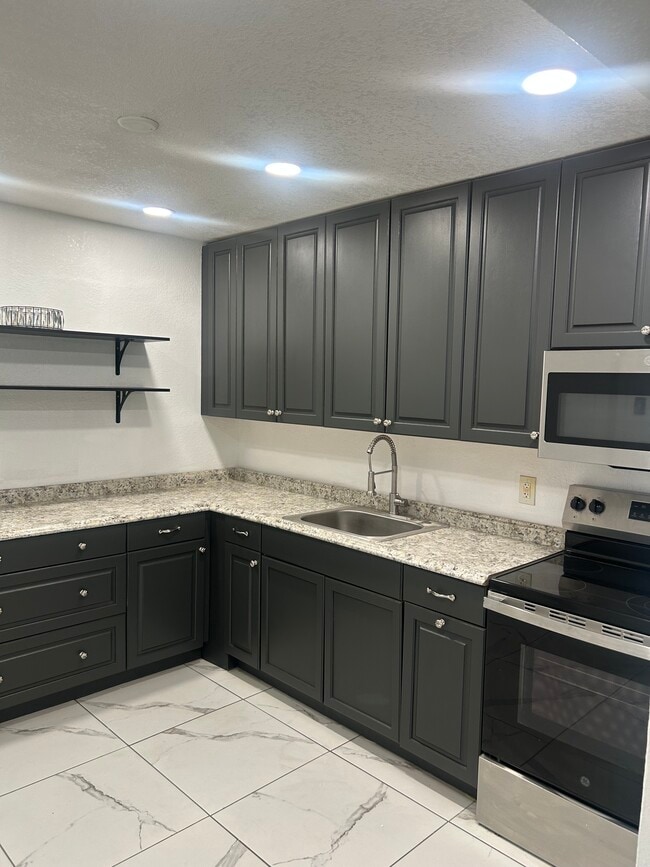 Building Photo - 154 NW 14th Way Unit #B