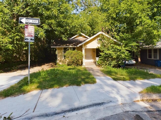 Building Photo - 2818 Salado St Rental