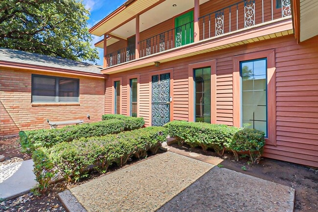 Photo - 2435 E 17th St