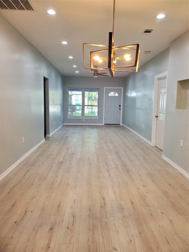 Photo - 6815 Sidney St