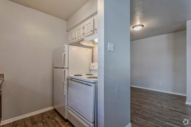 1BR, 1BA - 660 SF A2 - Kitchen/Dining Area