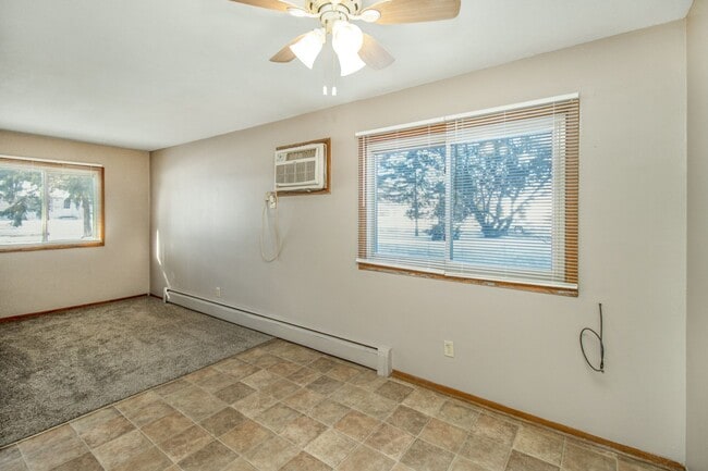 Building Photo - 2 Bed/1 Bath Apart- Off-Street Parking- Near Cub Foods- Available May 1 Unit 1