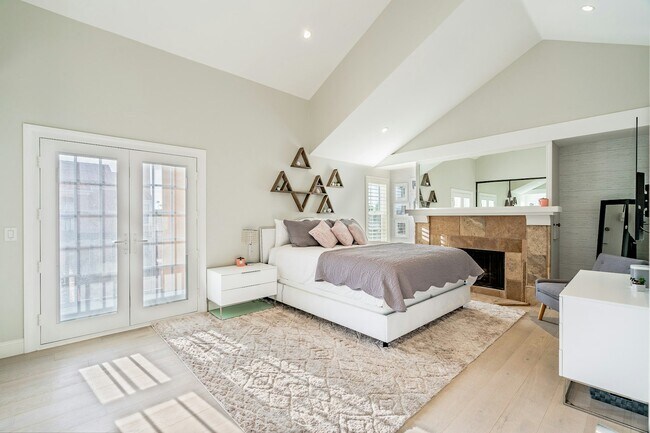 Photo - 815 W 15th St