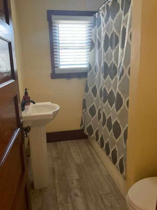 Photo - 2 Bedroom 1 Bathroom Home in Riverside!