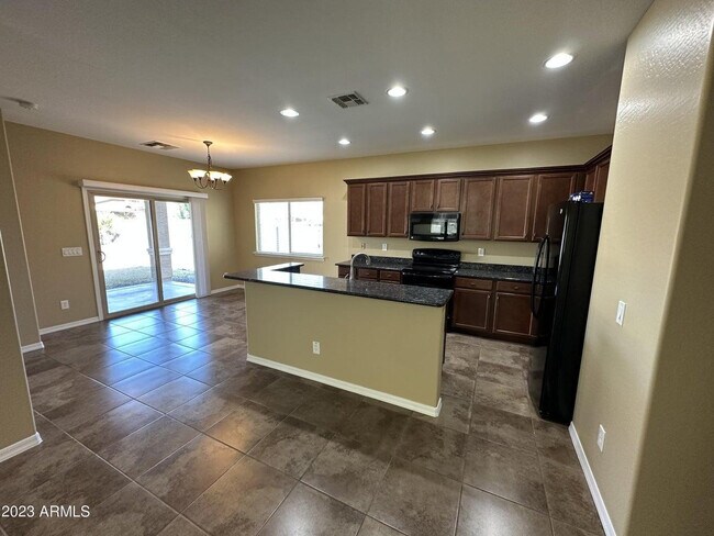 Photo - 946 Basswood Ave