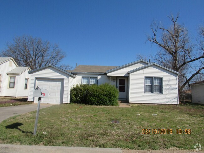 Building Photo - Charming house located close to Ft. Sill!