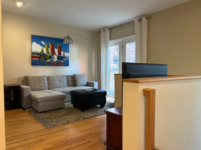 Building Photo - 830 W Altgeld St Unit 1R