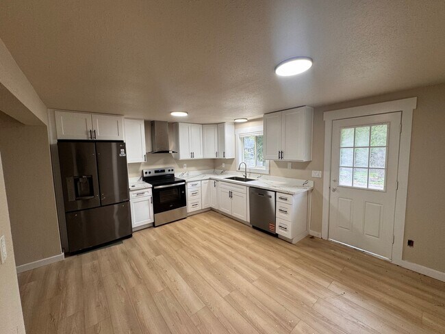 Photo - 1202 Rhobina St