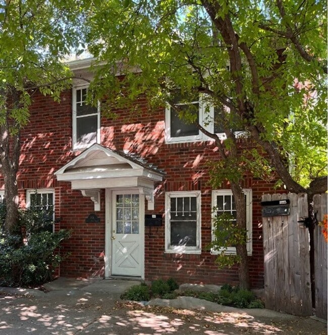 Building Photo - 2Bed/1bath Duplex with Small Yard Rental