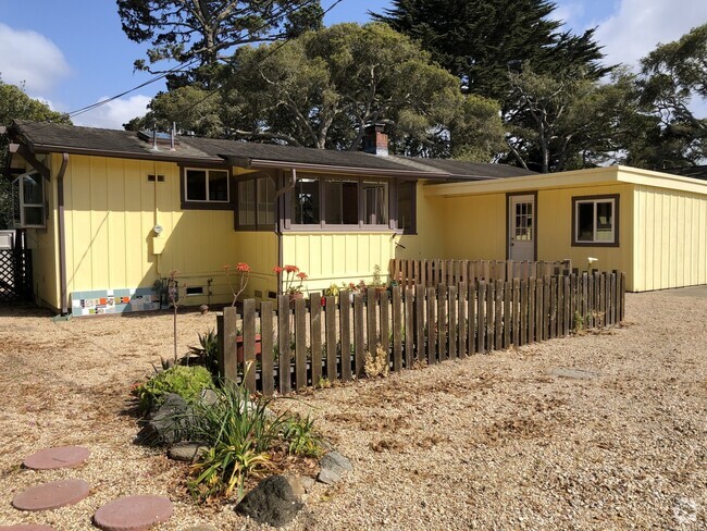 Building Photo - Adorable Two Bedroom in Pacific Grove! Rental