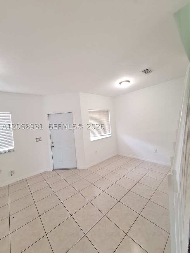 Building Photo - 1654 SE 31st Ct Unit 1654