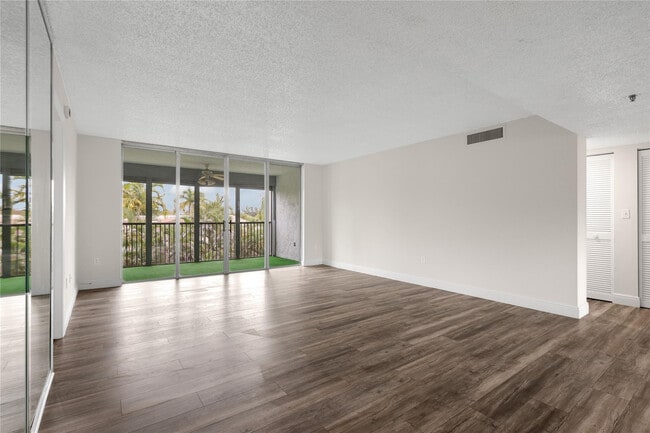 Photo - 3940 Inverrary Blvd