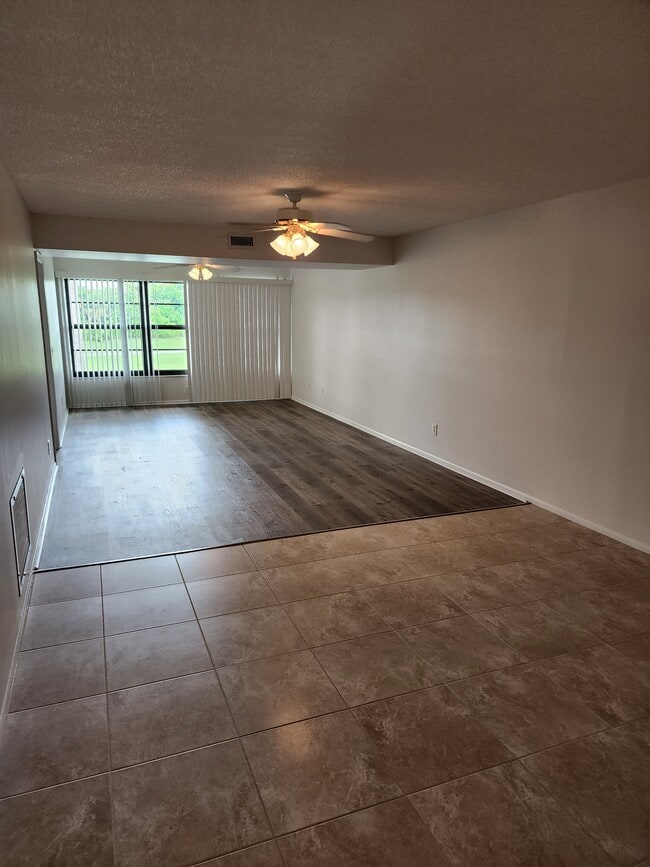 Comedor y sala de estar. - 28 Plantation Dr Unidad 202