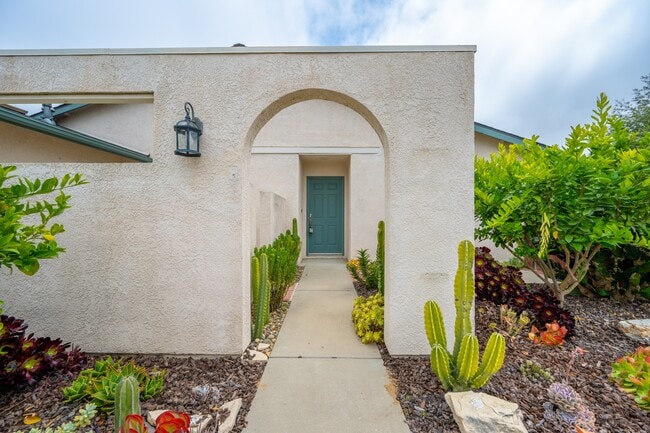 Photo - 885 Peregrine Ln