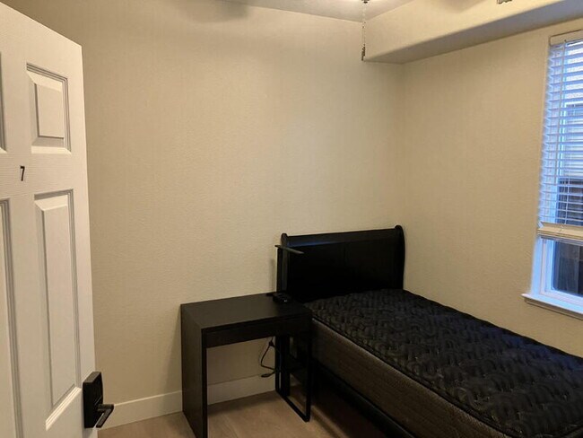 Building Photo - 660 Greg Thatch Cir Unit 7