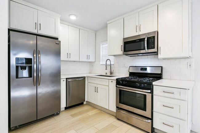 Photo - 341 N Heliotrope Dr Unit 341