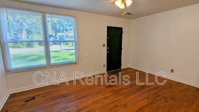 Photo - 370 Roosevelt Cir NE