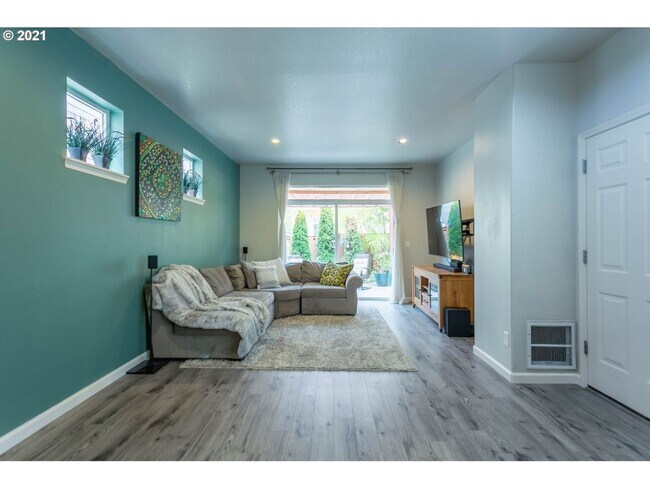 Photo - Stunning 3-bedroom Home featuring free int...