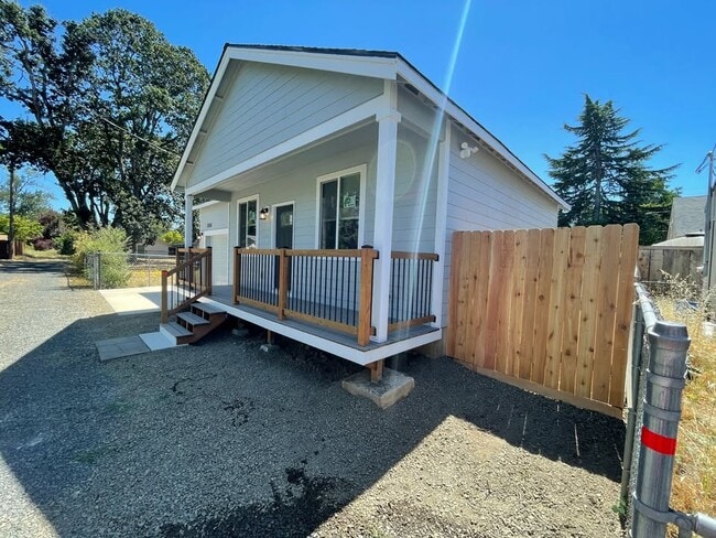 Photo - 1765 Waller St SE