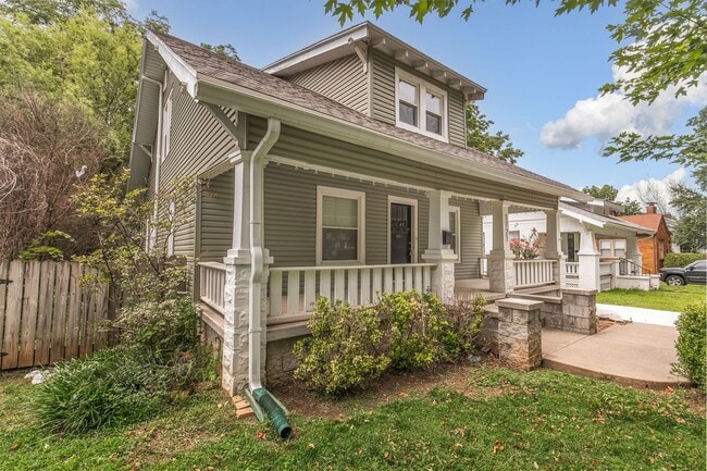 1121 S Roanoke Ave