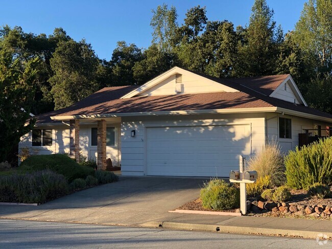 Building Photo - Charming 3bd/2ba in Oakmont's 55+ Adult Co... Rental