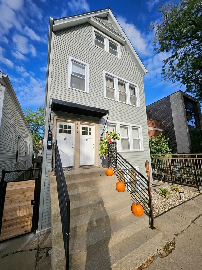 Building Photo - 2652 N Marshfield Ave Unit 2F
